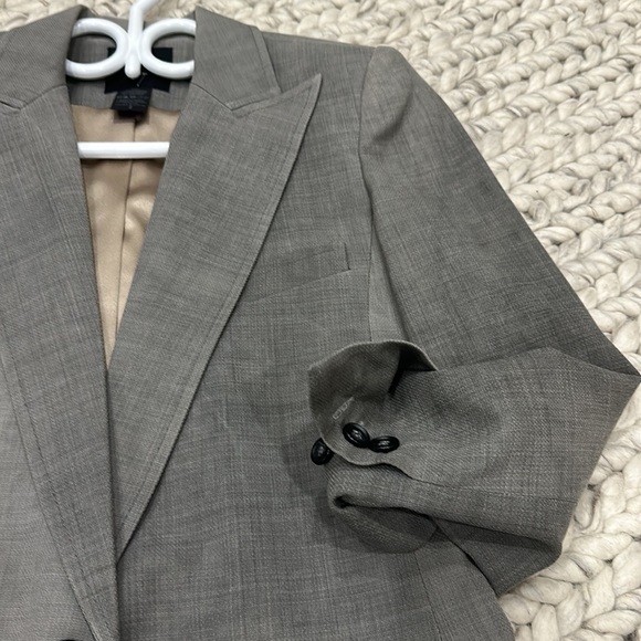 SMYTHE fitted fashion blazer. Great fit! BRAND NEW !!!Worn once - Picture 3 of 6